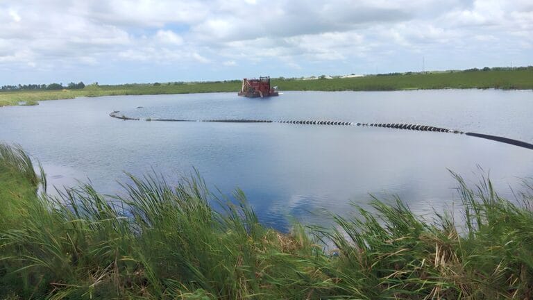 Draga hidráulica en operación dentro de laguna para trabajos de dragado ambiental – SEMSA Proyectos