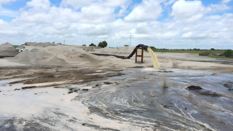 Descarga de agua y sedimentos en proyecto de dragado hidráulico – SEMSA Proyectos